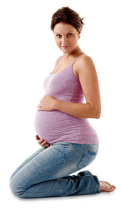 Hoogzwangere vrouw zittend op haar knieën
