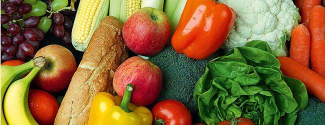 Verschillende groenten en fruit en een stokbrood